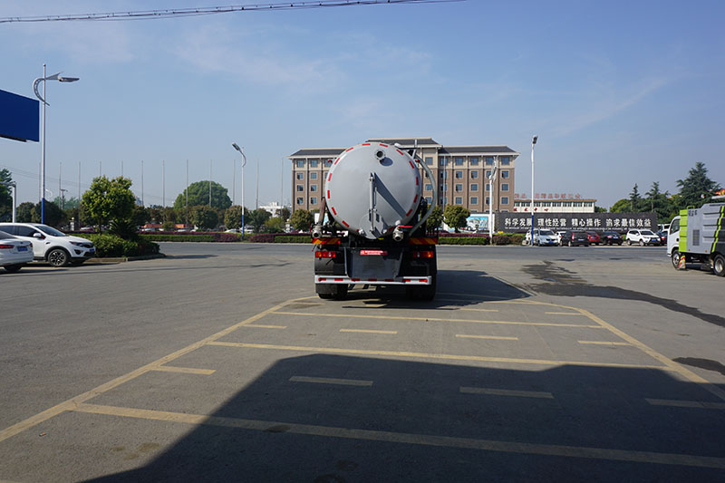 中潔牌XZL5186GXW6型東風(fēng)吸污車(chē)